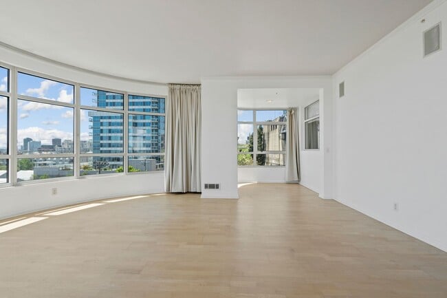 Building Photo - Light Filled 2 Bed, 2 Bath South Beach Por...