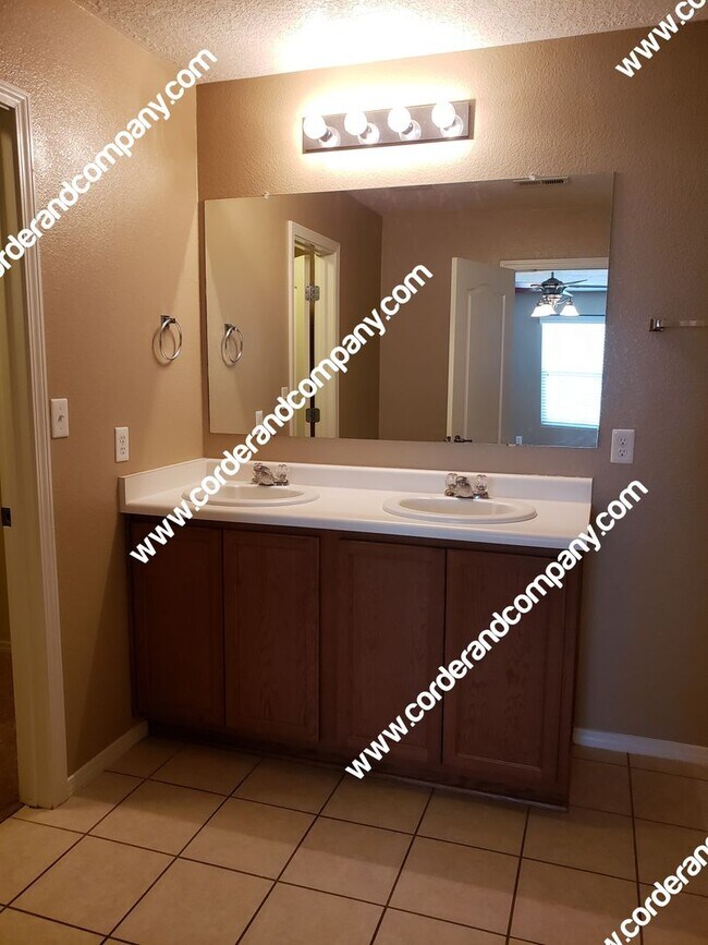 Building Photo - Gorgeous & Large 3 Bedroom, 2.5 Bathroom, ...