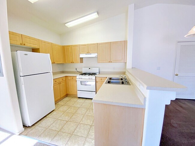 Building Photo - 1 WEEK FREE RENT!!!  2 BEDROOM 2 BATH TOWNHOME IN GATED COMMUNITY