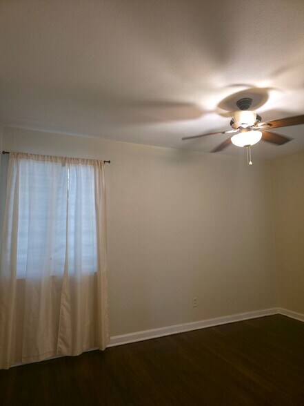 Building Photo - 626 Columbus Dr