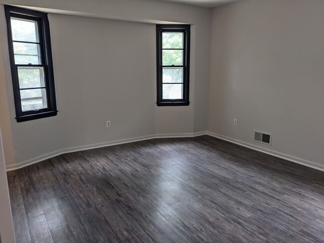 Building Photo - Recently updated Raytown single family home