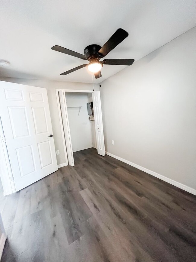 Building Photo - MOVE IN SPECIAL !! COZY 1/1  CONVENIENTLY LOCATED CLOSE TO DOWNTOWN ST. PETERSBURG