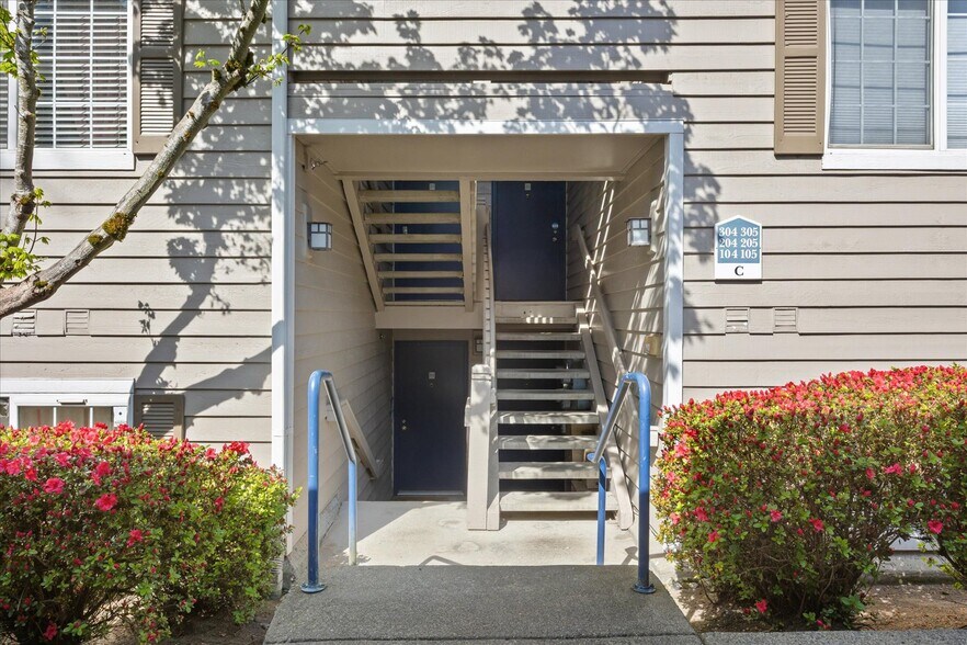 Building Photo - 14007 NE 181st St