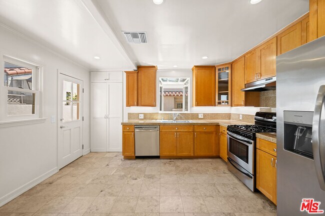 Building Photo - 704 Westbourne Dr
