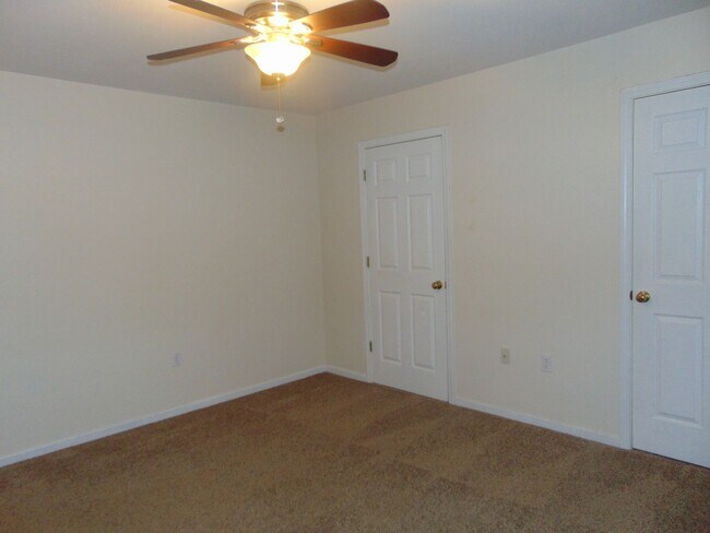 Building Photo - Nice 4 Bed 2 Bath Duplex In Valley Creek!