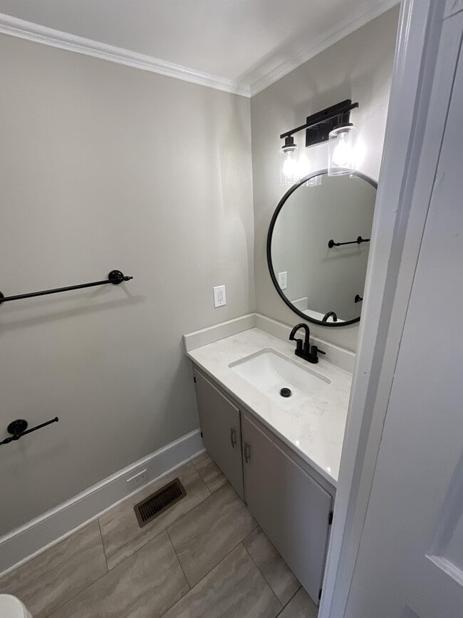 Building Photo - 603 Poplar Ave