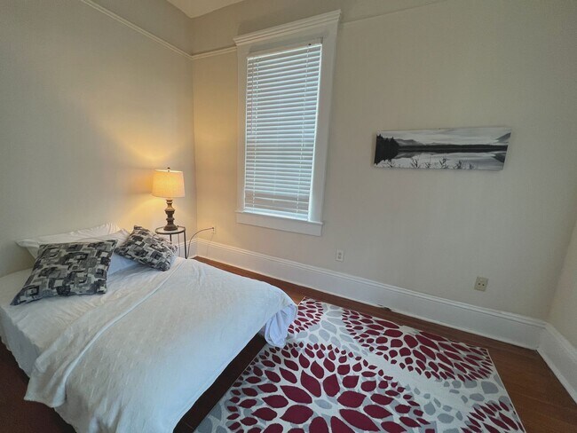 Building Photo - 2 BED | 2 BATH | PRIVATE FRONT AND BACK PORCH | MIDTOWN