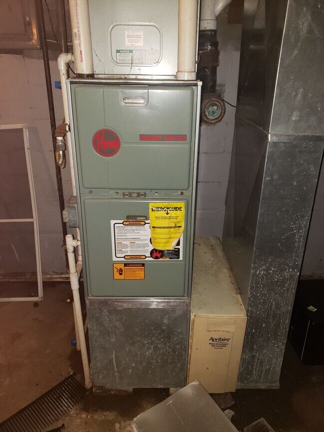 Building Photo - LEO  3 BR 1 Bath