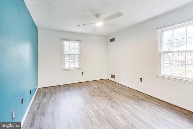 Building Photo - 1718 Crestview Dr