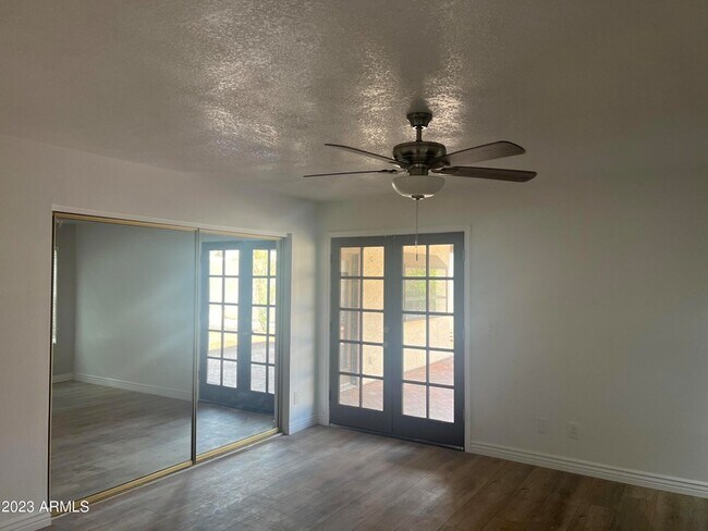 Building Photo - 1733 N La Rosa Dr