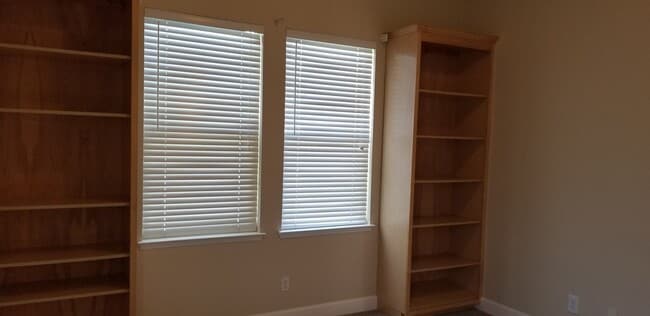 Building Photo - Beautiful spacious 4 Bedroom, 3 Bath home ...