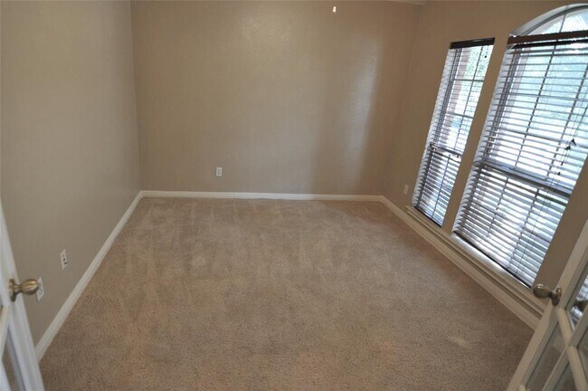 Building Photo - 1830 Paradise Ridge Dr