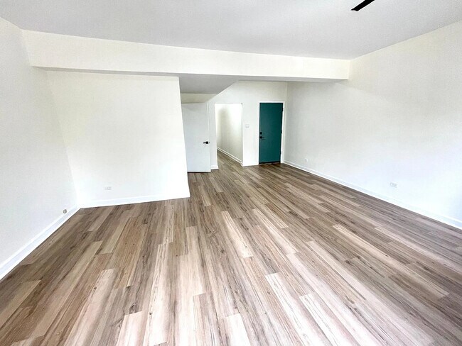 Building Photo - 5623 S Prairie Ave