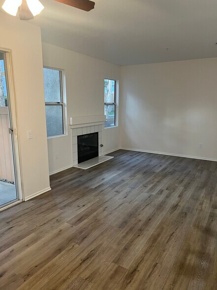 Livingroom - 128 California Ct