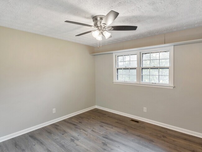 Building Photo - 2501 Sandy Ct