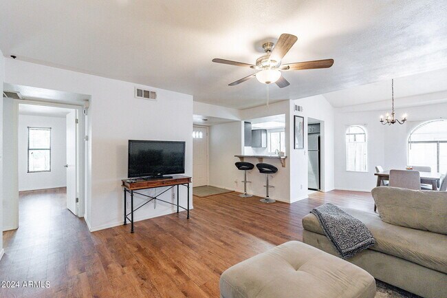 Building Photo - 850 S River Dr
