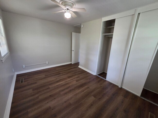Building Photo - Lovely 3 bedroom 1 bath with spacious kitchen and tons of natural light!