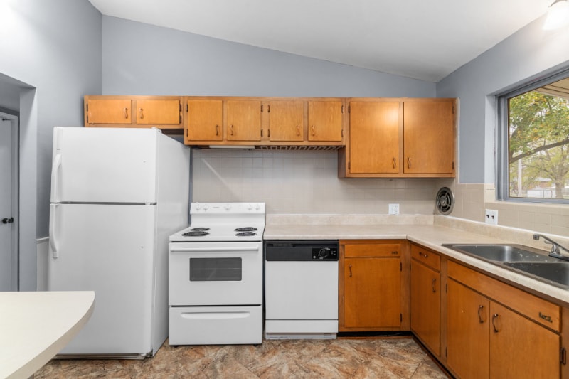 Building Photo - 550 Versailles Dr