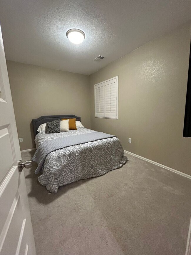 Building Photo - Spacious 5-Bed, 5-Bath Home in Erie’s Sunwest North Community