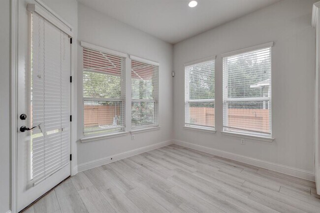 Building Photo - 14921 Iveans Way