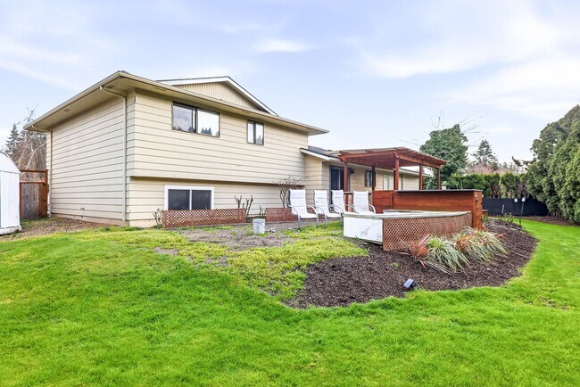 Building Photo - Spacious 4-Bedroom Chemawa Park Home with Fireplace, Bonus Room & Large Yard