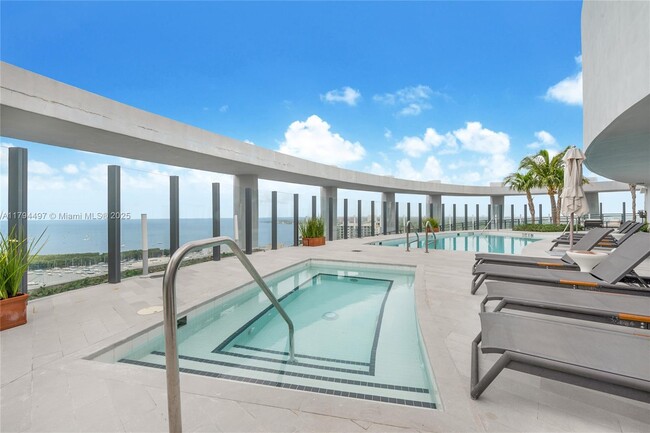 Building Photo - 2831 S Bayshore Dr