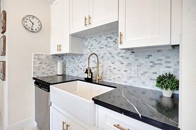 Primary Photo - 5908 St Augustine St