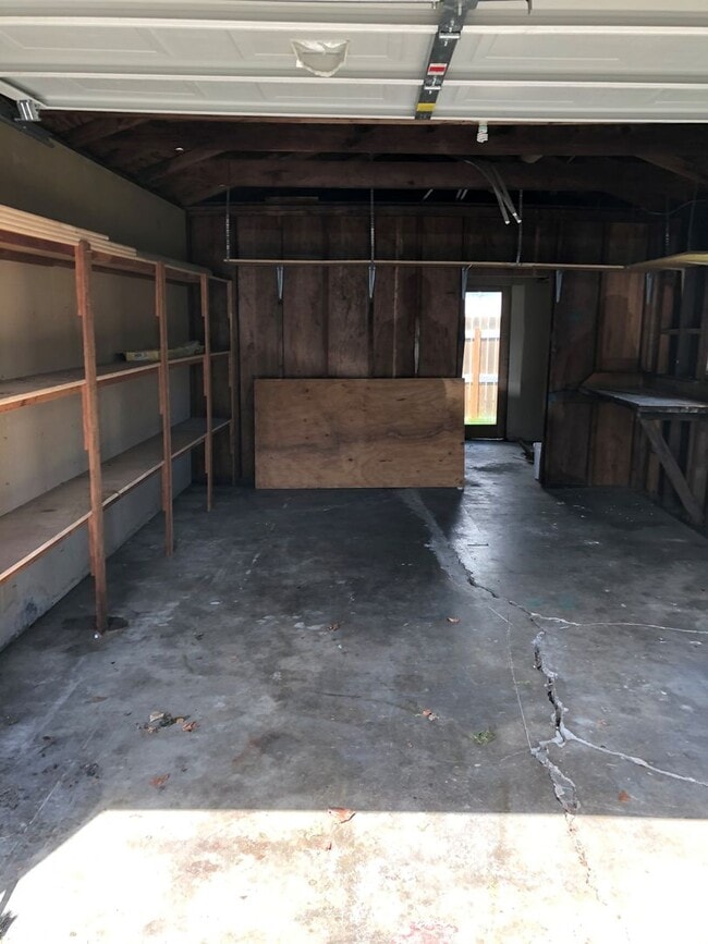 Building Photo - Cute 2 bedroom with garage