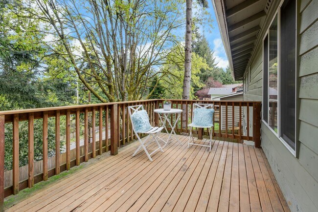 Building Photo - Wonderful 4 Bedroom, 3 Bath Home in Federal Way with Double Balconies and Family Room!