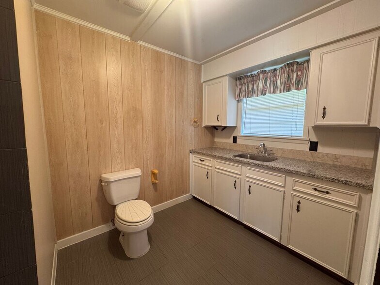 Building Photo - 15331 Lake Lamond Rd