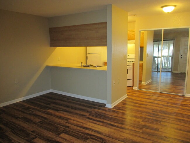 Building Photo - 2bed/1bath condo in convenient location......