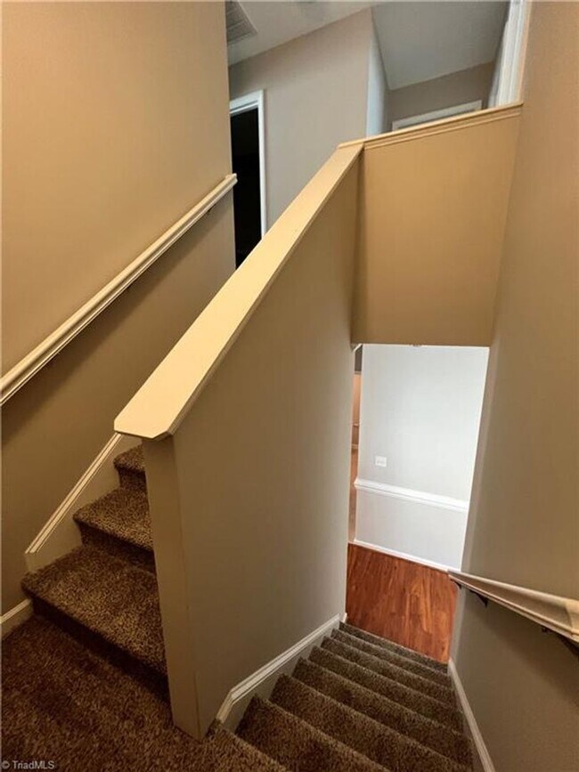 Building Photo - Fabulous 3BR 2.5BA Townhome with Community...