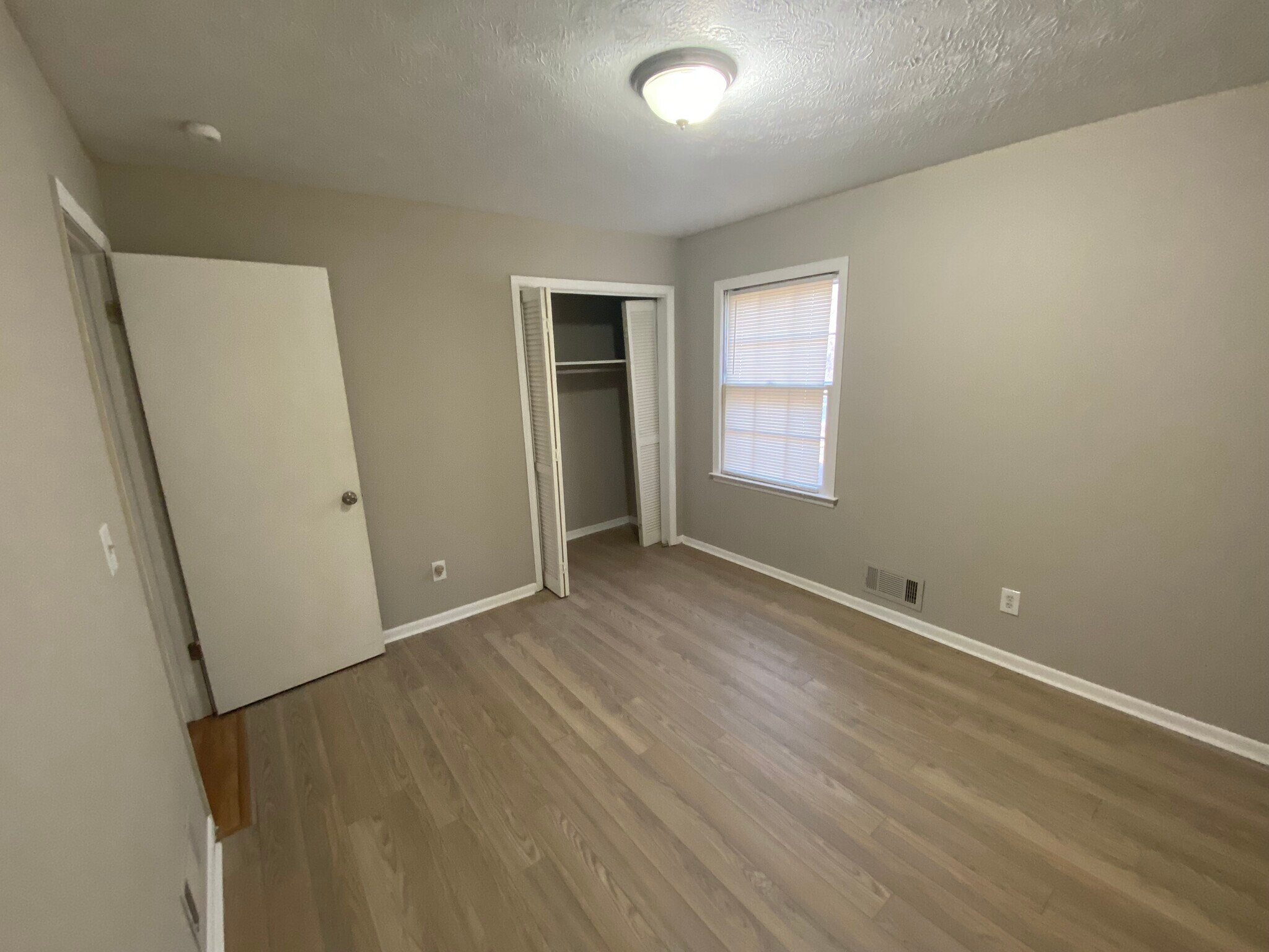 Building Photo - 1015 Eastview Rd NE