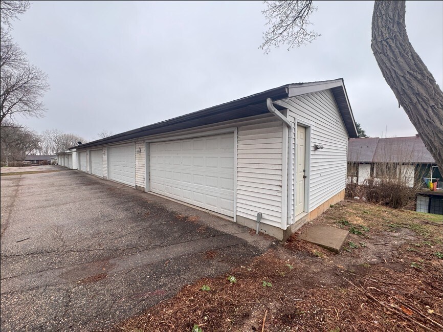 Building Photo - 2373 Chalet Gardens Rd