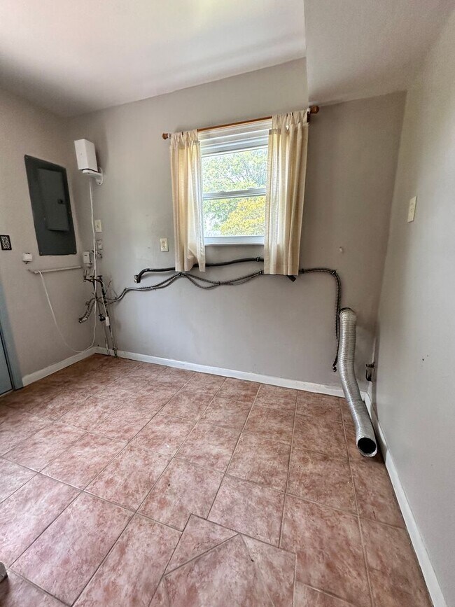 Building Photo - Pembroke Manor-4 bedroom 2.5 bath Single f...