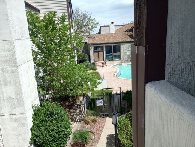 Building Photo - 2 bed, 1 bath, ~1000 square feet, Complete...