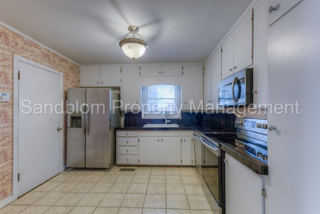 Building Photo - FOR LEASE | Brookside | $1300 Rent + $1300...