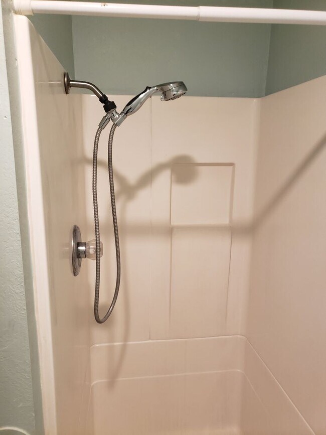 Building Photo - ROOMMATE ADDITION (1) -PLEASE CONTACT ISAB...