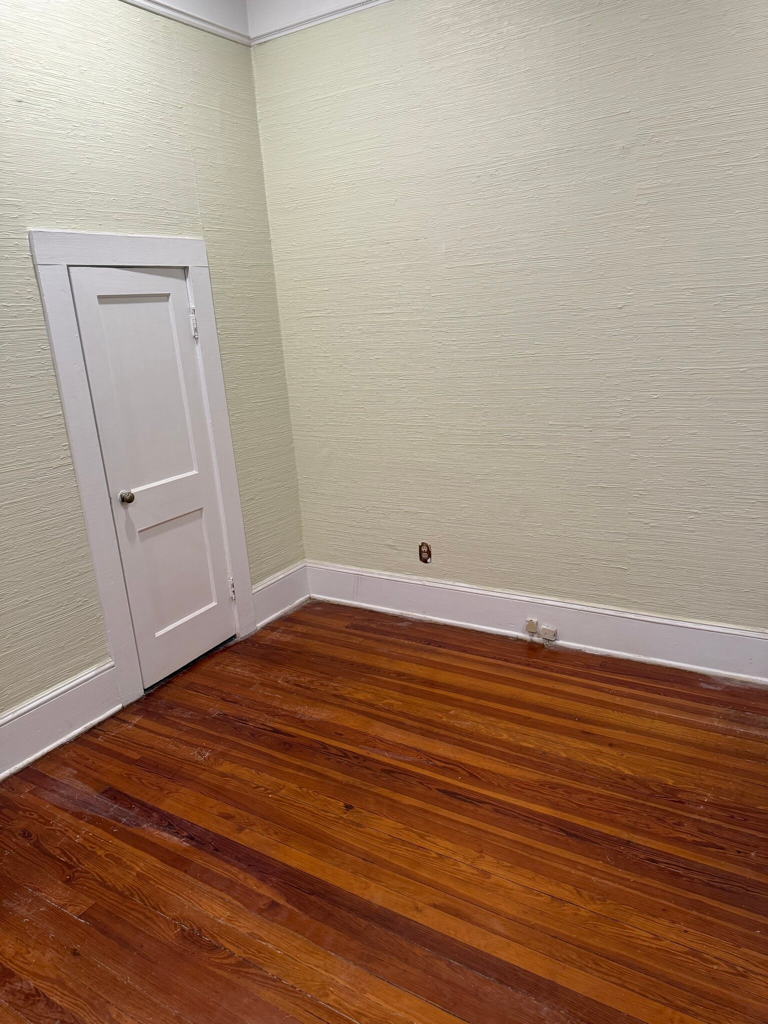 NEWLY RENOVATED BEDROOM WITH CUSTOM CLOSET - 416 Sycamore St