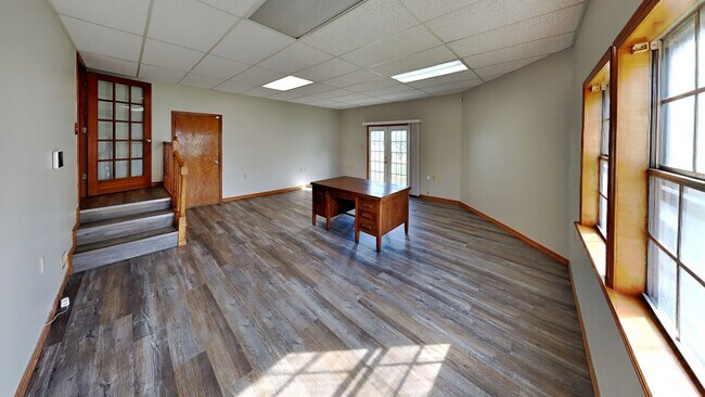 Building Photo - Welcome to this charming 3 bedroom, 1 bath...