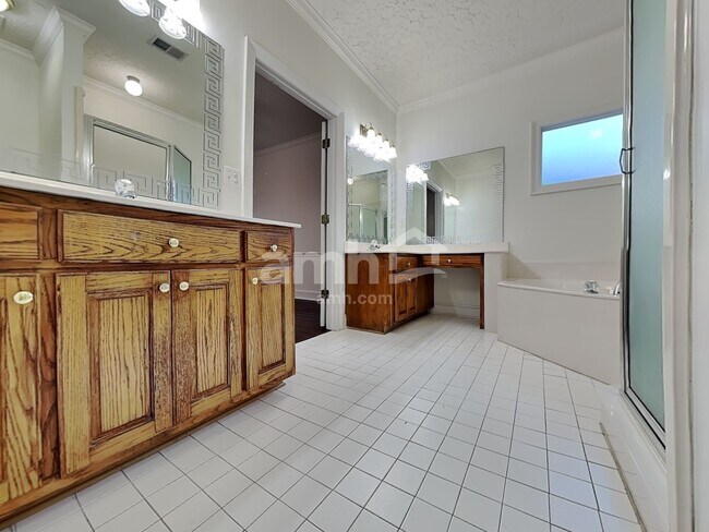 Building Photo - 6207 Chester Cv