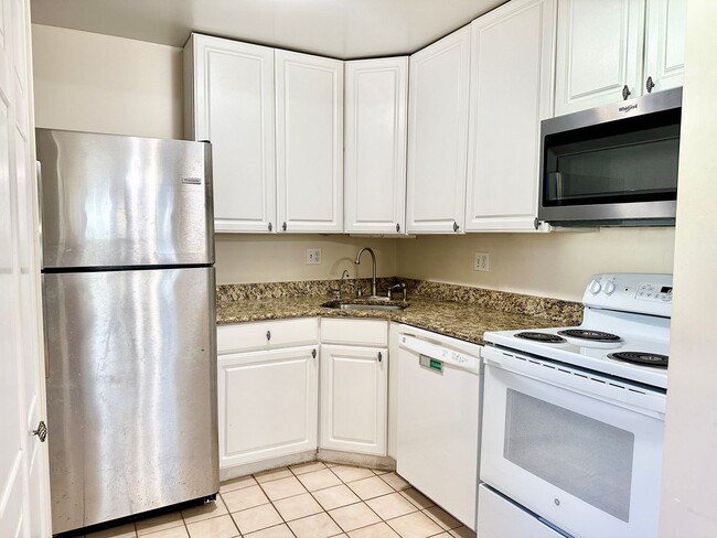 Building Photo - 4 Bed + 2 Bath - Screened in Porch! Pets W...
