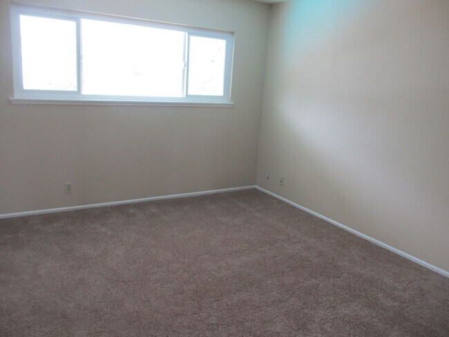 Building Photo - 522 E Collins Ave