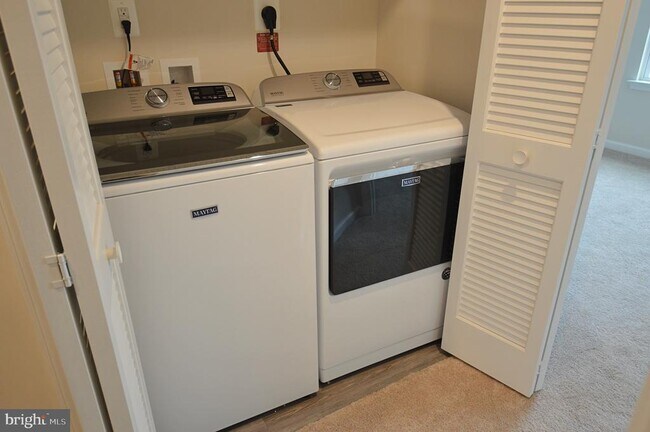 Building Photo - 528 Landing Dr