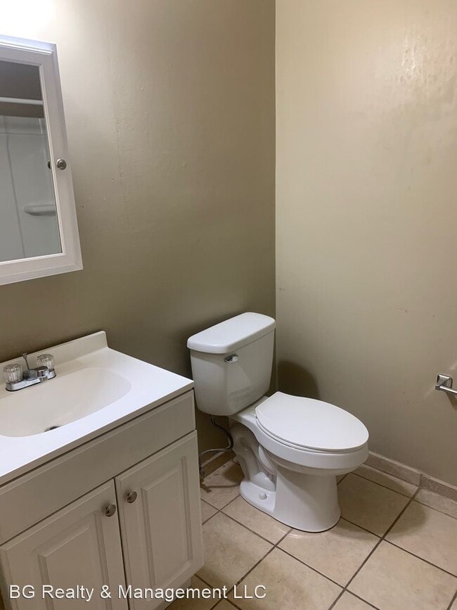 Building Photo - 2 br, 1 bath House - 279 Victoria Dr 13c