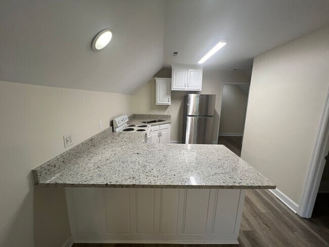 Building Photo - 1 BEDROOM STUDIO APT WALKING DISTANCE TO U...