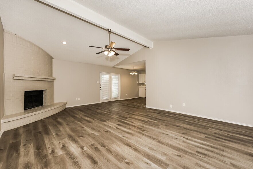 Building Photo - 6004 Cool Springs Dr