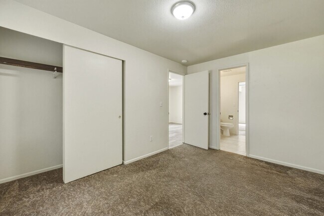 Building Photo - MOVE IN READY NOW!! 4 bed 1 bath on shy half acre! North Thurston School District