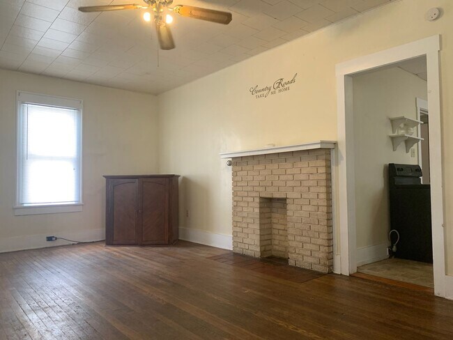 Building Photo - 3 Bed/1 Bath Home located close to Sunnyside and Downtown Campus- Available 5/20/2026