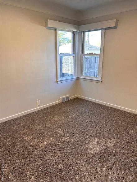 Building Photo - 15161 Sprenger Ave